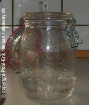 Alkaline vand fyldes i et tomt glas
