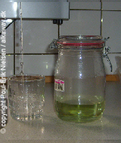 Fyldt et andet tomt glas med alkaline vand